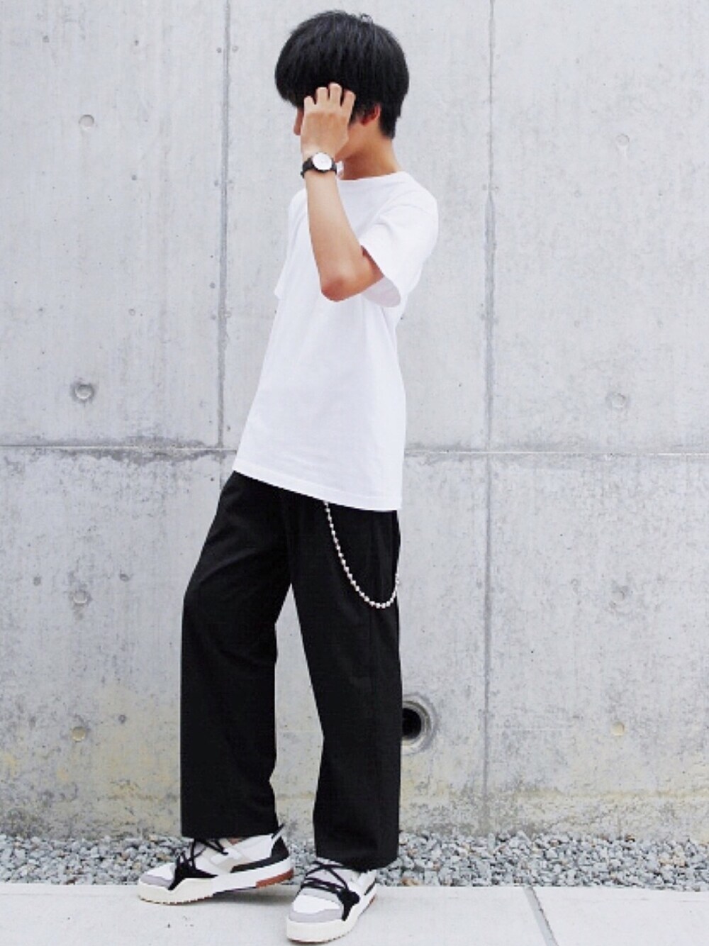 「夏コーデ、シンプルコーデ、カジュアル、スニーカー、ootd、ウォレットチェーン、白Tシャツ、ワイドパンツ、ラフ、モノトーン」｜「KLASSE14の〈KLASSE14/クラス14〉VOLARE LEATHER ブレスレット付き（アナログ腕時計、シルバー系）」を使った、Fumiさん（メンズ・167cm）の夏コーディネートの1枚目の写真