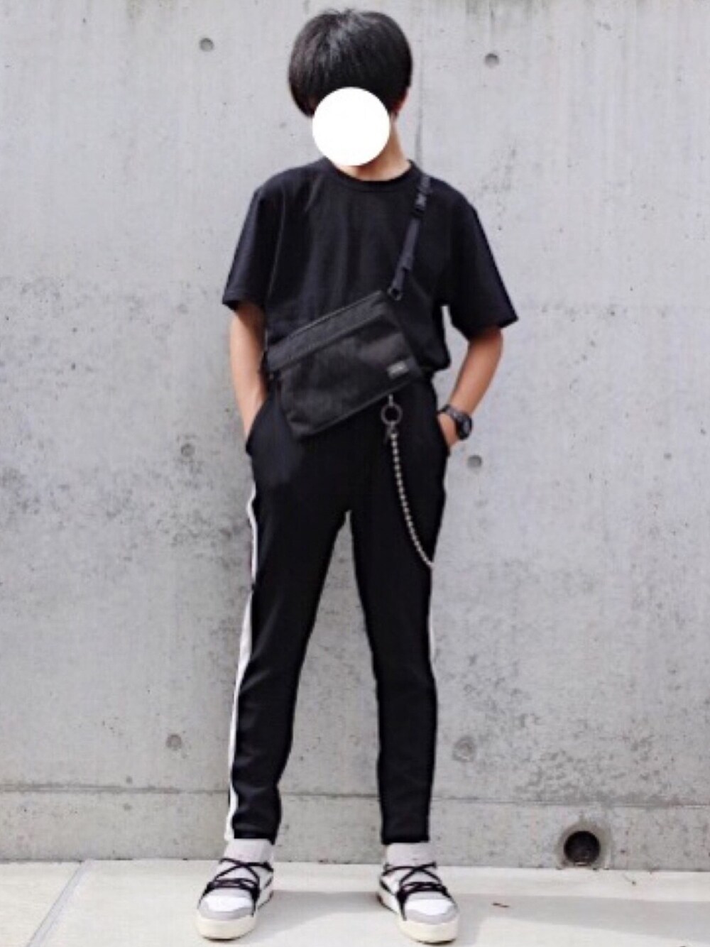 「ブラック、スニーカー、ウォレットチェーン、ラインパンツ、サコッシュ、スポーツミックス、ootd、黒Tシャツ、夏コーデ、モノトーン」｜「UNIQLOのクルーネックT（半袖）（Tシャツ/カットソー、ブラック系）」を使った、Fumiさん（メンズ・167cm）の夏コーディネートの1枚目の写真