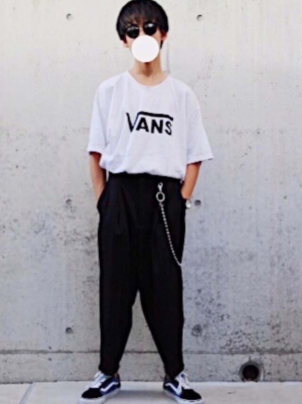 「VANS、タックイン、ウォレットチェーン、ロゴT、スニーカー、ワイドパンツ、ストリート、ootd、レザーベルト、サングラス」｜「maui-jimのアイテム（サングラス、ブラック系）」を使った、Fumiさん（メンズ・167cm）の夏コーディネートの1枚目の写真
