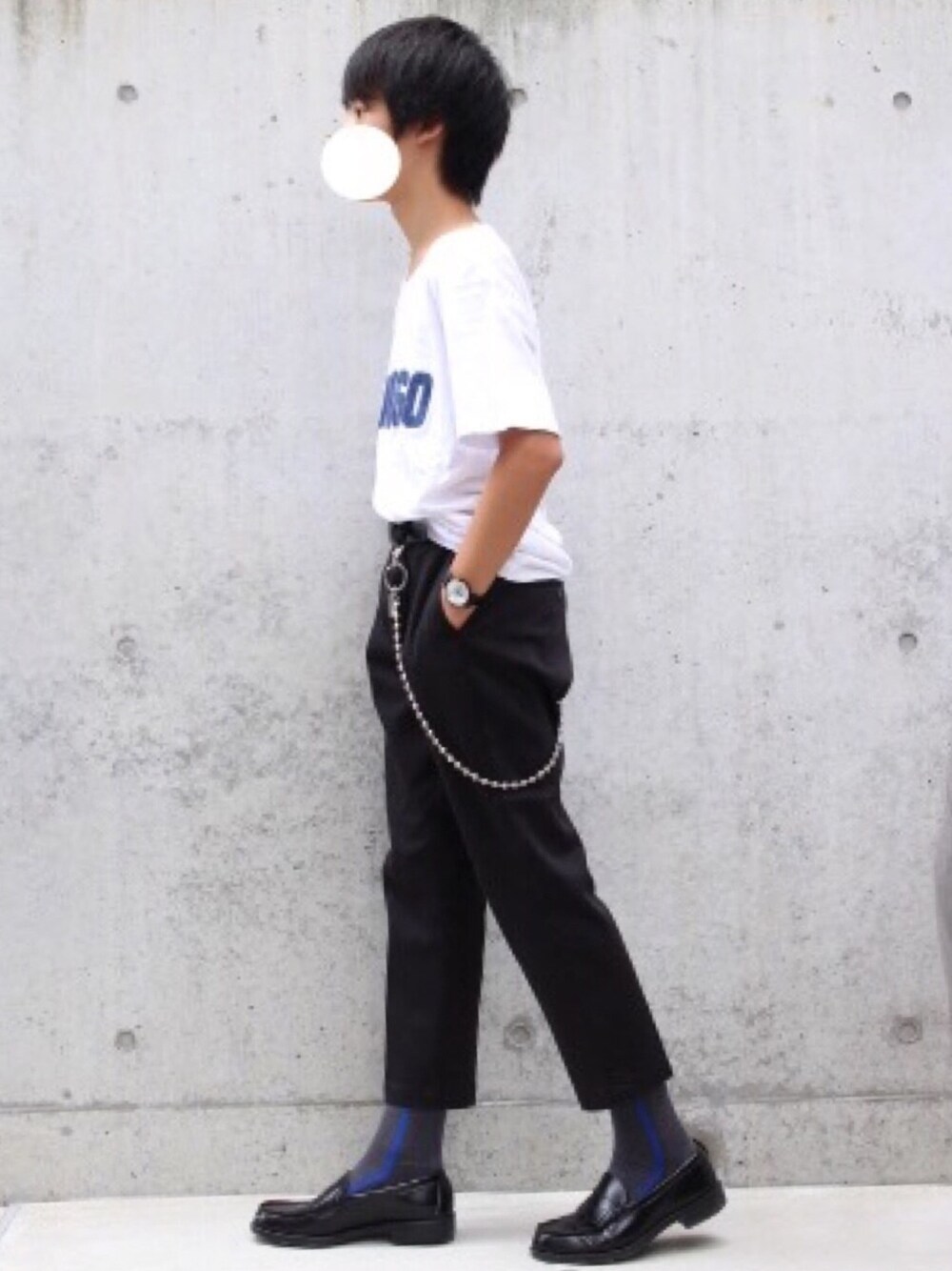 「タックイン、ウォレットチェーン、ローファー、靴下、テーパードパンツ、きれいめカジュアル、夏コーデ、Dickies、柄Tシャツでお気に入り、ウォーキングスタイル」｜「291295＝HOMMEの【291295=HOMME】　TEE 「SANDIEGO」サガラ刺繍（Tシャツ/カットソー、ホワイト系）」を使った、Fumiさん（メンズ・167cm）の夏コーディネートの1枚目の写真
