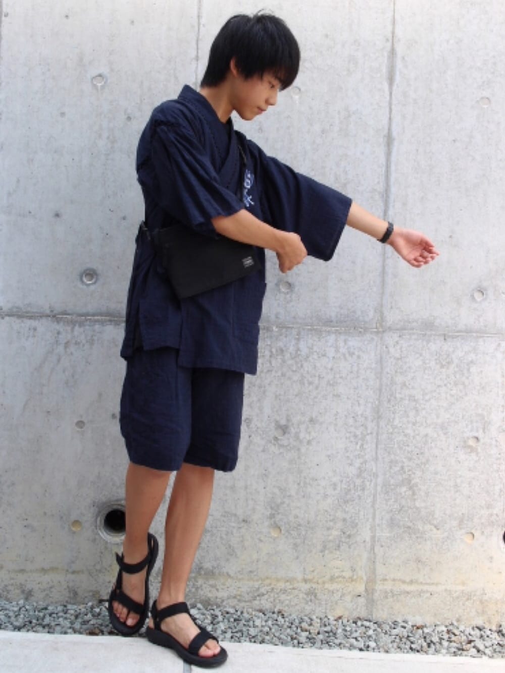 「甚平、夏のワントーンコーデ、サンダル、サコッシュ、祭り、夏祭り、ネイビー、ハーフパンツ、summer、イベント」｜「PORTERのPORTER HYBRID SACOSH / ポーター ハイブリッド サコッシュ（ショルダーバッグ、ブラック系）」を使った、Fumiさん（メンズ・167cm）の夏コーディネートの1枚目の写真