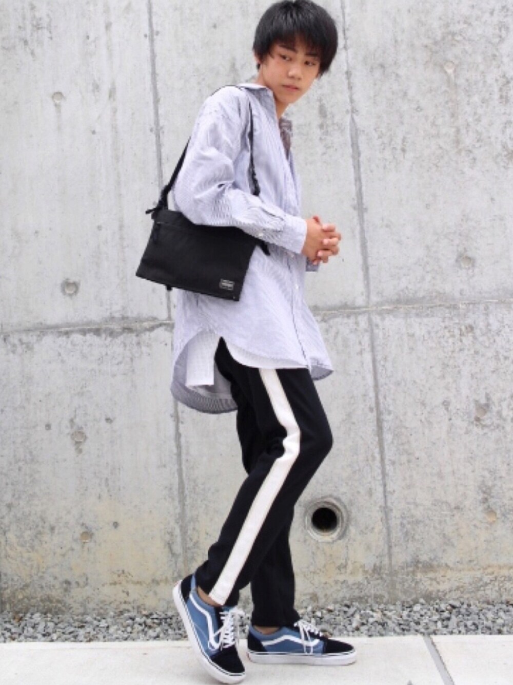 ブルー系のシャツ/ブラウス、ホワイト系のタンクトップ、ブラック系のショルダーバッグを着用したメンズの夏コーディネートの1枚目の写真