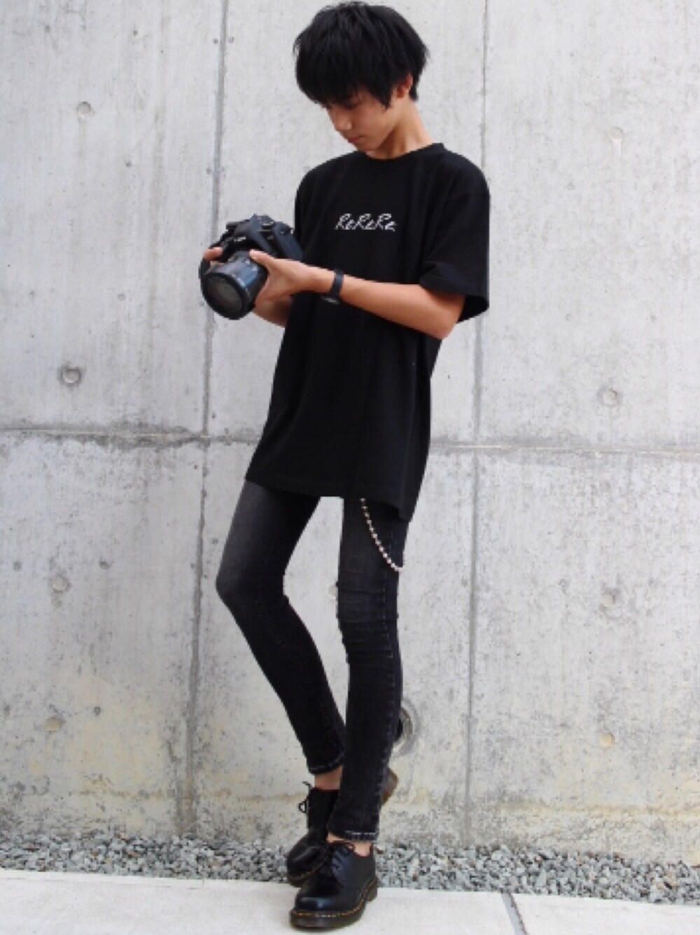 「オールブラック、ウォレットチェーン、Dr.Martens、モノトーン、シンプル、きれいめカジュアル、Tシャツ、黒、黒スキニー、junプチプラ」｜「KLASSE14の〈KLASSE14/クラス14〉VOLARE LEATHER ブレスレット付き（アナログ腕時計、シルバー系）」を使った、Fumiさん（メンズ・167cm）の秋コーディネートの1枚目の写真