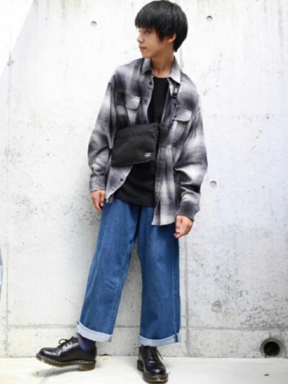 「秋服準備はじめました、チェックシャツ、ワイドパンツ、デニム、Dr.Martens、サコッシュ、プチプラ、秋コーデ、カジュアル、ゆるコーデ」｜「PORTERのPORTER HYBRID SACOSH / ポーター ハイブリッド サコッシュ（ショルダーバッグ、ブラック系）」を使った、Fumiさん（メンズ・167cm）の秋コーディネートの1枚目の写真