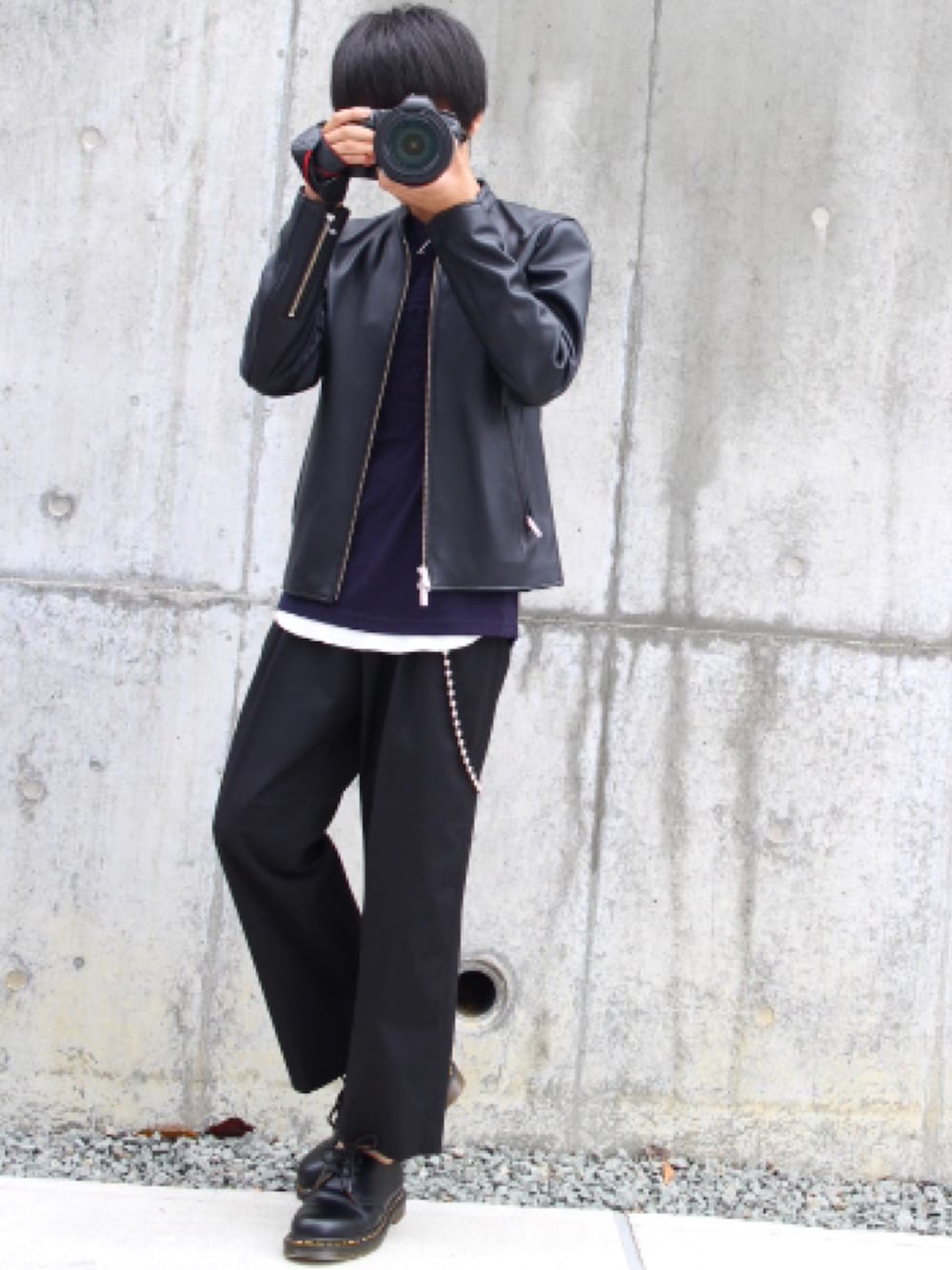 「ライダース、秋服準備はじめました、レイヤードスタイル、ウォレットチェーン、ワイドパンツ、Dr.Martens、きれいめカジュアル、シンプルコーデ、LIDnM、秋のコーデ」｜「STUDIOUSの【STUDIOUS】ラムレザーシングルライダースブルゾン（ライダースジャケット、ブラック系）」を使った、Fumiさん（メンズ・167cm）の秋コーディネートの1枚目の写真