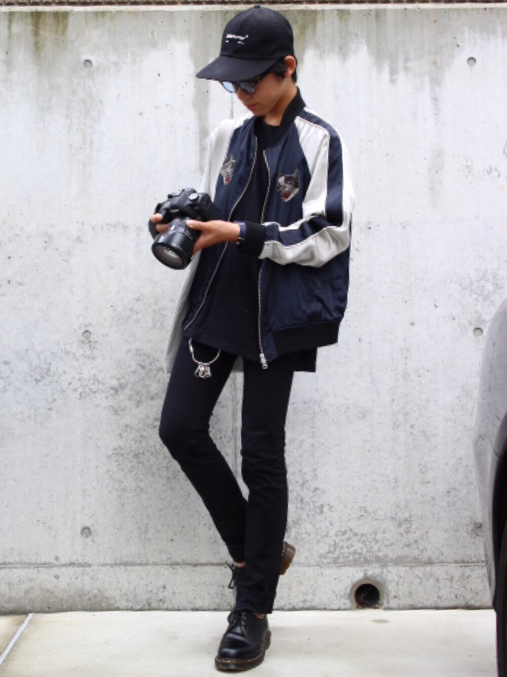 「秋服準備はじめました、キャップ、スカジャン、キーリング、Dr.Martens、サングラス、黒スキニー、きれいめカジュアル、秋のコーデ、トートバッグ」｜「ADER errorのアイテム（キャップ、ブラック系）」を使った、Fumiさん（メンズ・167cm）の秋コーディネートの1枚目の写真