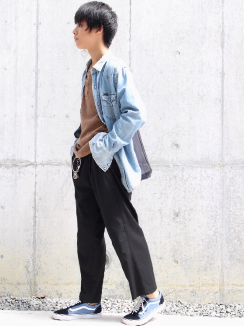 「デニムシャツ、ワイドパンツ、キーリング、トートバッグ、秋のコーデ、ゆるコーデ、カジュアル、クリアバッグ、秋のブラウンスタイル、アースカラー」｜「Leeのウエスタンシャツ（シャツ/ブラウス、ブルー系）」を使った、Fumiさん（メンズ・170cm）の秋コーディネートの1枚目の写真