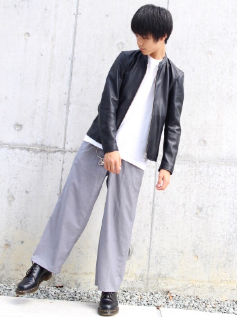 「ライダース、Dr.Martens、白Tシャツ、シンプル、モノトーン、ワイドパンツ、キーリング、きれいめカジュアル、革靴、シンプルコーデ」｜「STUDIOUSの【STUDIOUS】ラムレザーシングルライダースブルゾン（ライダースジャケット、ブラック系）」を使った、Fumiさん（メンズ・170cm）の秋コーディネートの1枚目の写真