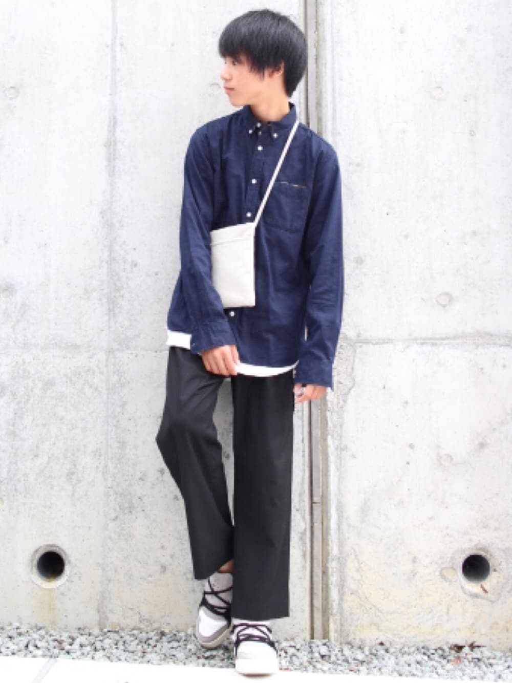 グレー系のショルダーバッグ、ブラック系のシャツ/ブラウス、ホワイト系のTシャツ/カットソーを着用したメンズの秋コーディネートの1枚目の写真