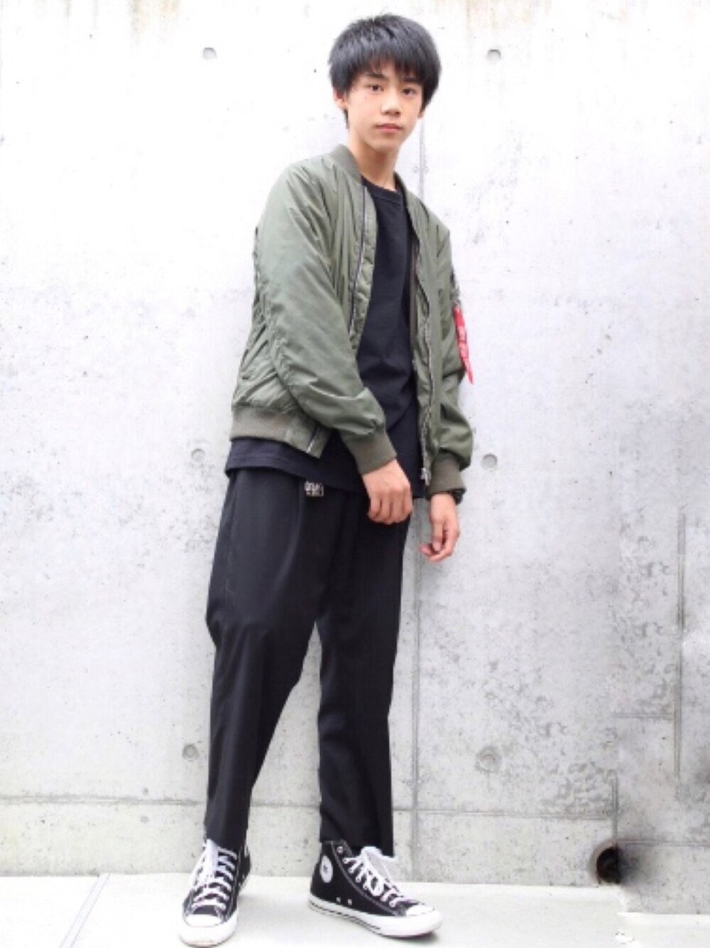 「オシャレパッソ、プチプラ、キーリング、MA-1、コンバース、ワイドパンツ、カジュアルコーデ、ミリタリー、LIDnM、カーキ」｜「H&Mのアイテム（MA-1、グリーン系）」を使った、Fumiさん（メンズ・170cm）の秋コーディネートの1枚目の写真