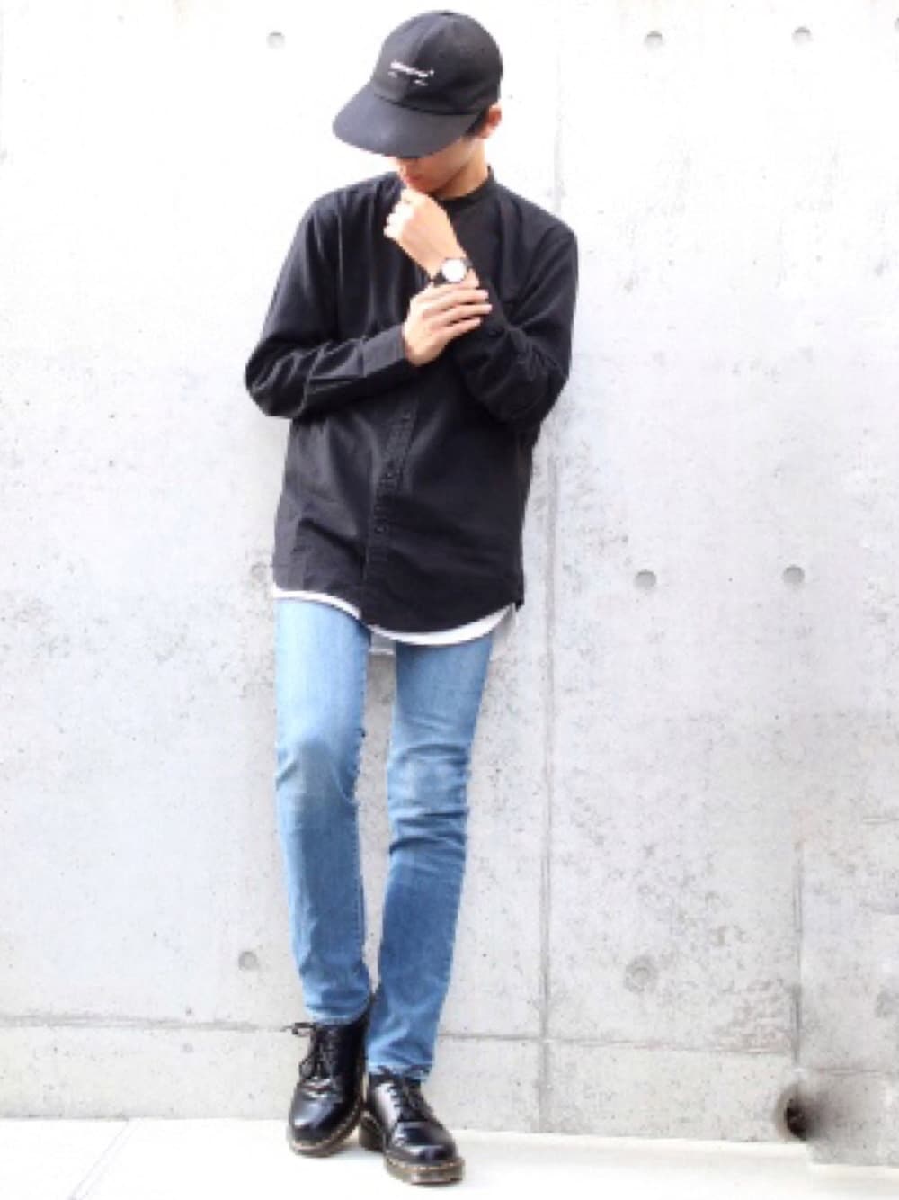 「Dr.Martens、デニム、レイヤードスタイル、バンドカラーシャツ、きれいめカジュアル、キャップ、シャツスタイル、秋コーデ、スキニーデニム、プチプラ」｜「ADER errorのアイテム（キャップ、ブラック系）」を使った、Fumiさん（メンズ・170cm）の秋コーディネートの1枚目の写真