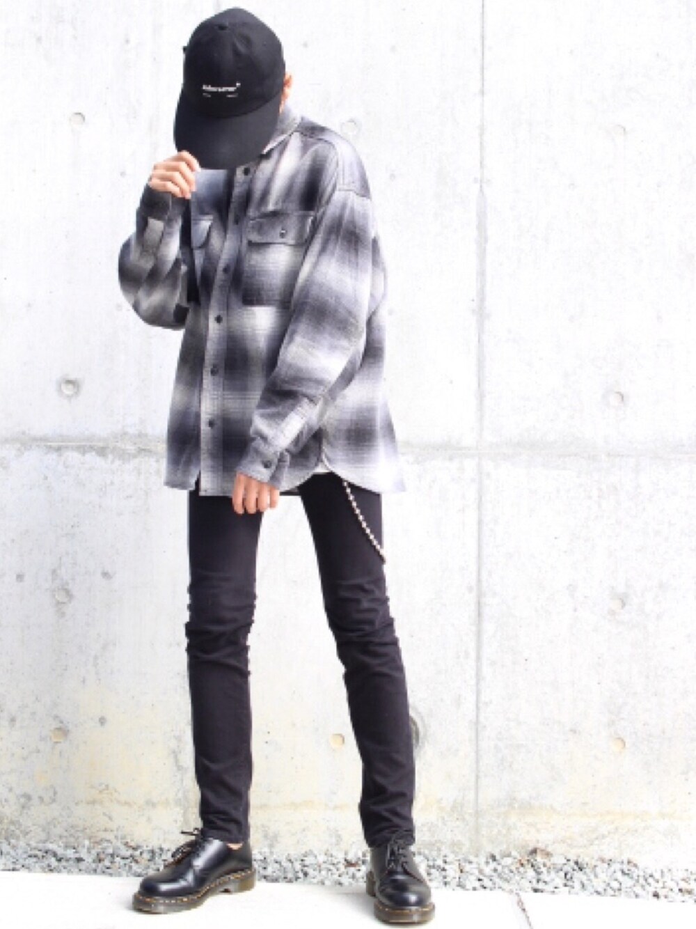 「チェックシャツ、ウォレットチェーン、スキニーデニム、キャップ、韓国ファッション、Dr.Martens、プチプラコーデ、きれいめカジュアル、モノトーン、ビッグシルエット」｜「ADER errorのアイテム（キャップ、ブラック系）」を使った、Fumiさん（メンズ・170cm）の秋コーディネートの1枚目の写真