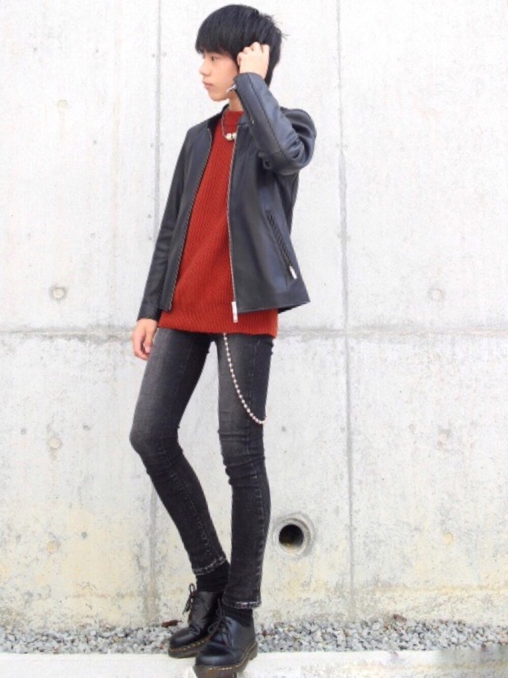 「ニット、スキニーデニム、ダメージデニム、ネックレス、ライダース、Dr.Martens、ウォレットチェーン、秋のコーデ、ブラウン、きれいめカジュアル」｜「Maison Margielaのアイテム（ネックレス、その他）」を使った、Fumiさん（メンズ・170cm）の秋コーディネートの1枚目の写真