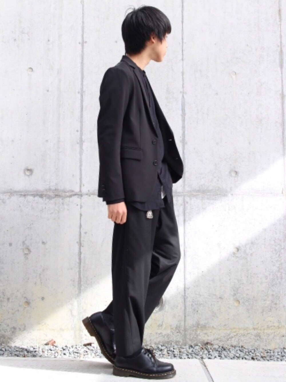 「シンプルコーデ、オールブラック、ジャケット、ワイドパンツ、きれいめカジュアル、Dr.Martens、バンドカラー、黒、モード、セットアップ」｜「STUDIOUSのマルチストレッチキューダステーラードジャケット（テーラードジャケット、ブラック系）」を使った、Fumiさん（メンズ・170cm）の冬コーディネートの1枚目の写真