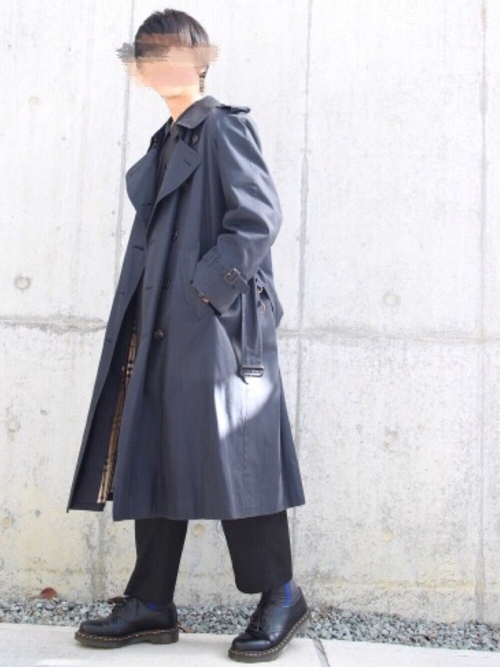 「トレンチコート、Dr.Martens、コーチジャケット、ワイドパンツ、ラインソックス、きれいめカジュアル、コート、冬コーデ、ゆるコーデ、LIDnM」｜「BURBERRYのアイテム（トレンチコート、ブラック系）」を使った、Fumiさん（メンズ・170cm）の冬コーディネートの1枚目の写真