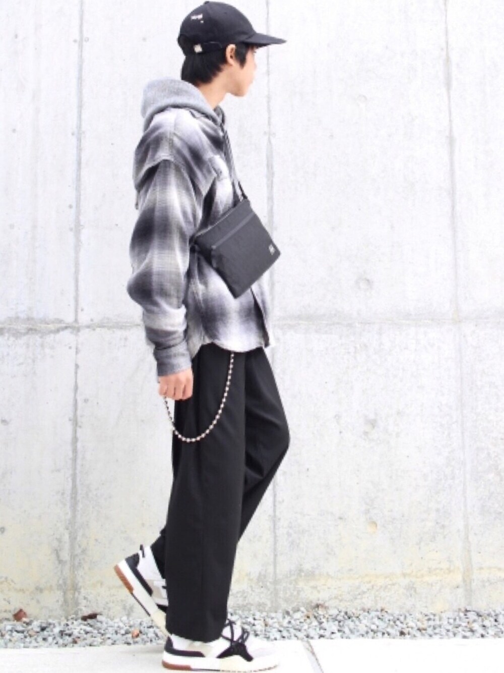 「スニーカー、ワイドパンツ、パーカー、チェックシャツ、ビッグシルエット、サコッシュ、ウォレットチェーン、キャップ、ストリート、2018マイベストコーデ」｜「ADER errorのアイテム（キャップ、ブラック系）」を使った、Fumiさん（メンズ・170cm）の冬コーディネートの1枚目の写真