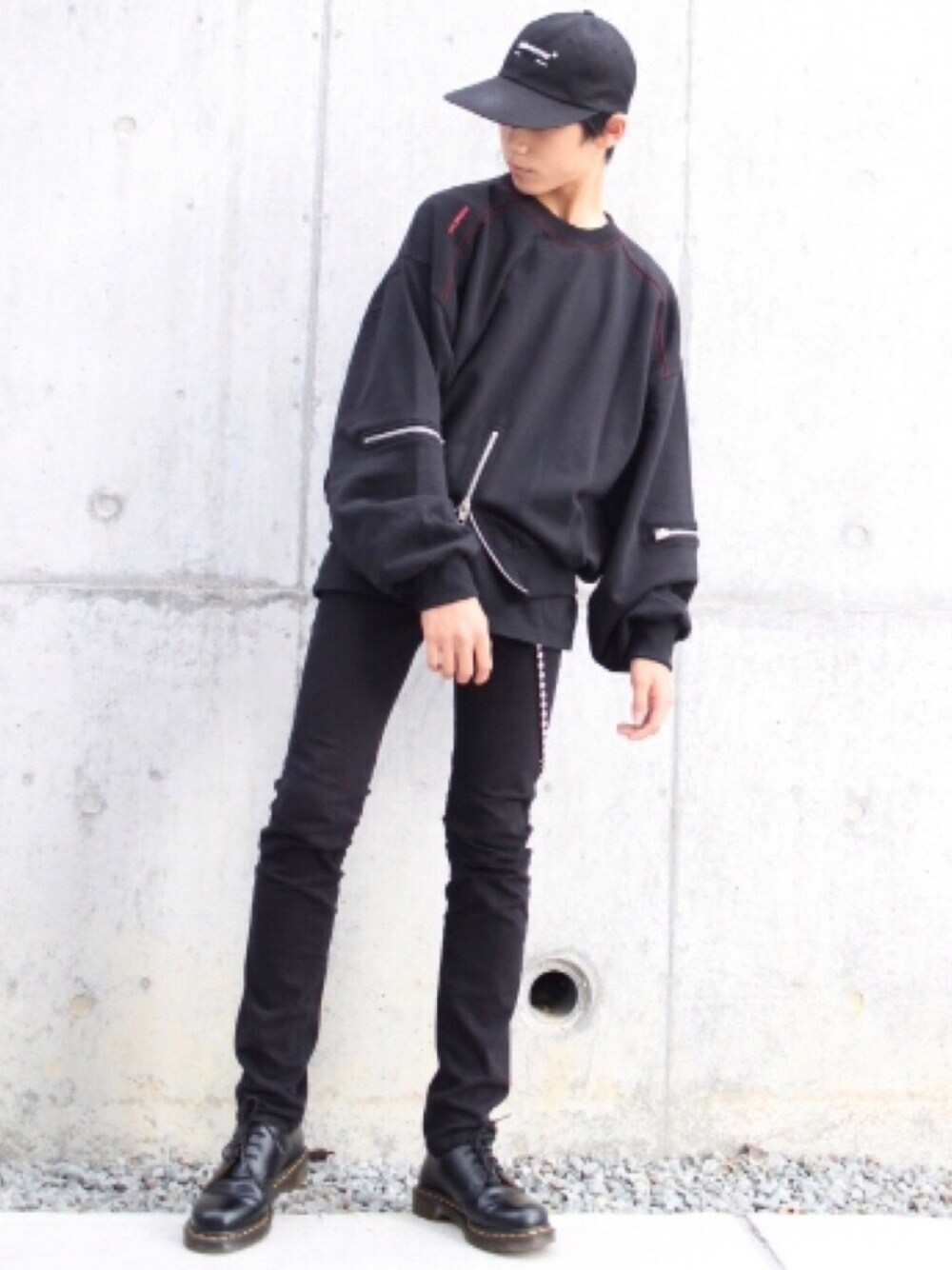 「キャップ、スウェット、ウォレットチェーン、Dr.Martens、ステッチ、オールブラック、レイヤードスタイル、ビッグシルエット、スキニーデニム、2018マイベストコーデ」｜「ADER errorのアイテム（キャップ、ブラック系）」を使った、Fumiさん（メンズ・170cm）の秋コーディネートの1枚目の写真