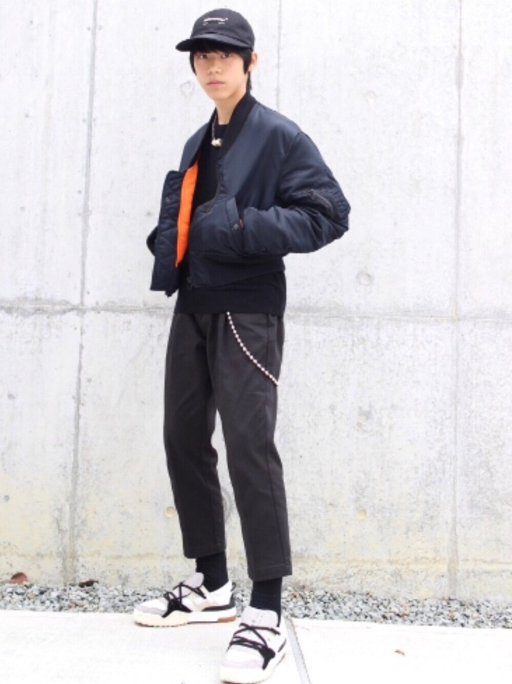 「冬、スニーカー、アンクルパンツ、ウォレットチェーン、キャップ、ネックレス、ニット、MA-1、ストリート、2018マイベストコーデ」｜「Maison Margielaのアイテム（ネックレス、その他）」を使った、Fumiさん（メンズ・170cm）の冬コーディネートの1枚目の写真