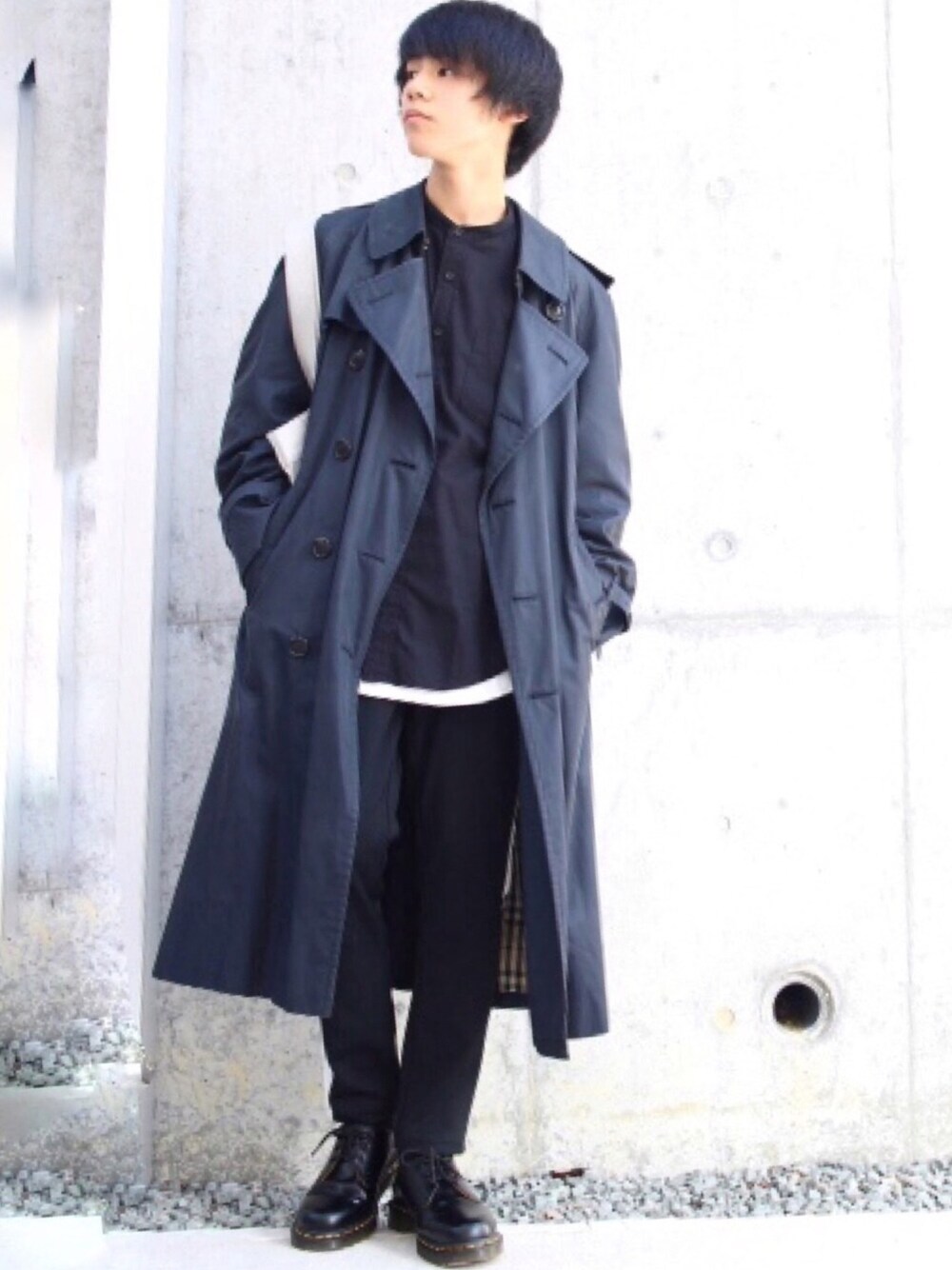 「トレンチコート、トートバッグ、ラインパンツ、Dr.Martens、きれいめカジュアル、コート、ネイビー、シャツスタイル、レイヤードスタイル、2018マイベストコーデ」｜「BURBERRYのアイテム（トレンチコート、ブラック系）」を使った、Fumiさん（メンズ・170cm）の秋コーディネートの1枚目の写真