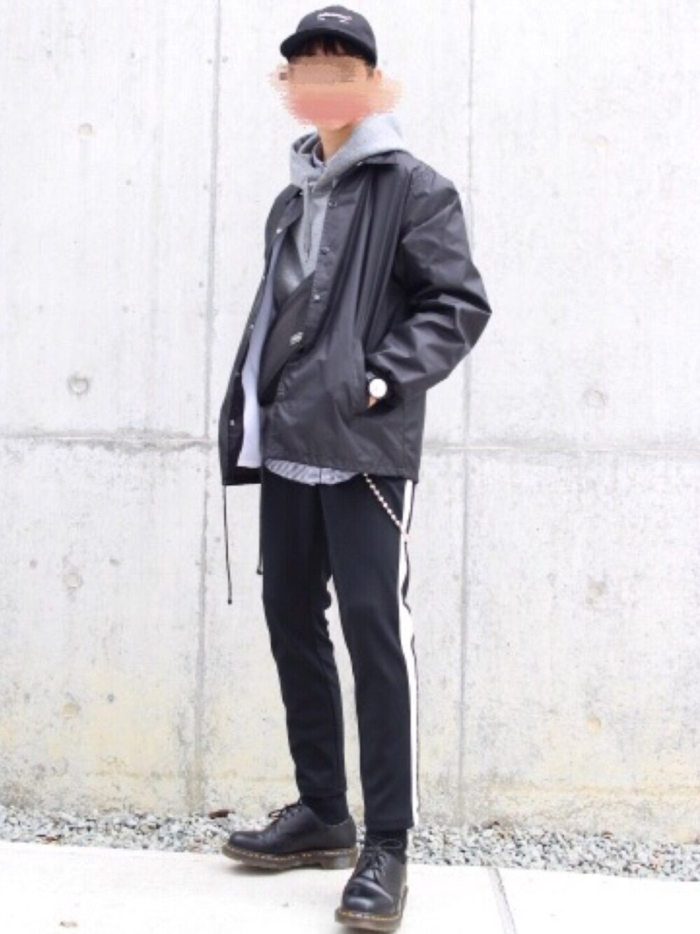 「キャップ、ストリート、Dr.Martens、ウォレットチェーン、シャツスタイル、パーカー、コーチジャケット、サコッシュ、モノトーン、ラインパンツ」｜「ADER errorのアイテム（キャップ、ブラック系）」を使った、Fumiさん（メンズ・170cm）の冬コーディネートの1枚目の写真