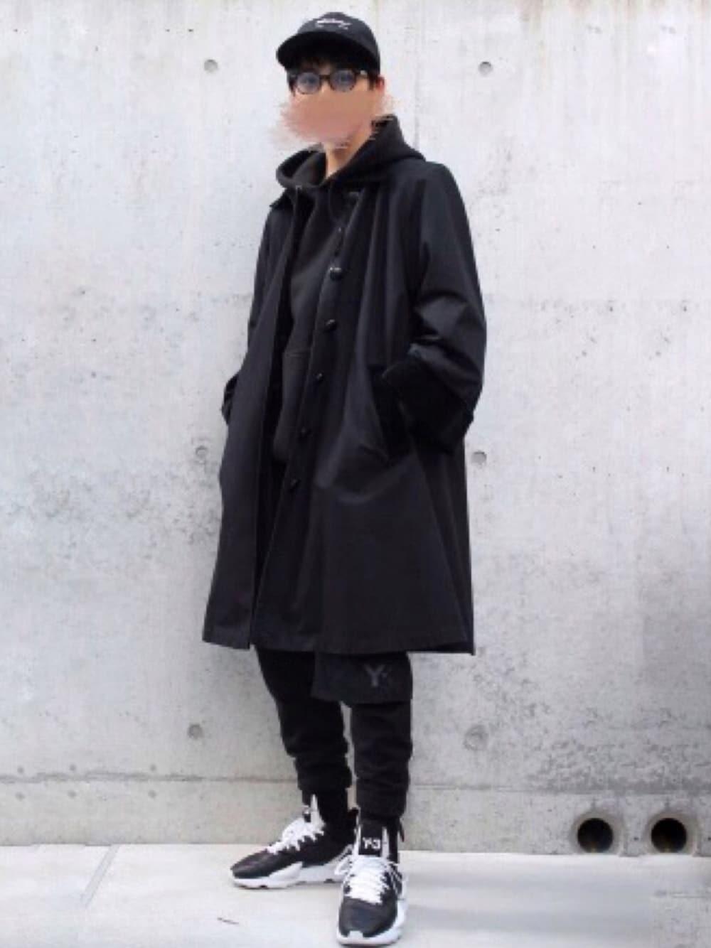 「キャップ、ストリート、モードストリート、サングラス、スニーカー、オールブラック、パーカー、Y-3、冬、モード」｜「ADER errorのアイテム（キャップ、ブラック系）」を使った、Fumiさん（メンズ・170cm）の冬コーディネートの1枚目の写真