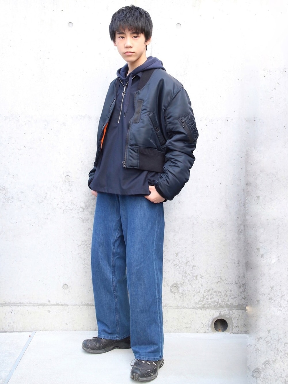 「冬コーデ、ワイドパンツ、MA-1、パーカー、レイヤードスタイル、ハーフジップ、スニーカー、ストリート、デニム、ワントーンコーデ」｜「SASQUATCHfabrix.のアイテム（MA-1、ブラック系）」を使った、Fumiさん（メンズ・170cm）の冬コーディネートの1枚目の写真