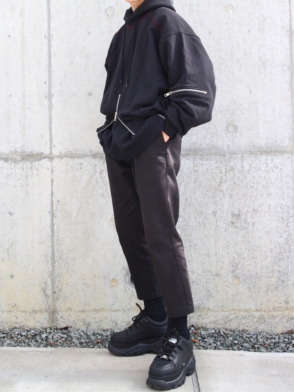 ブラック系のスウェット、ブラック系のパーカー、ブラック系のチノパンツを着用したメンズの冬コーディネートの1枚目の写真