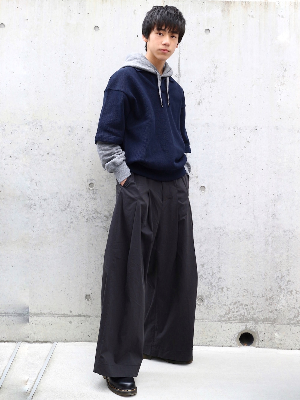 ブルー系のポロシャツ、グレー系のパーカー、ブラック系のその他パンツを着用したメンズの冬コーディネートの1枚目の写真