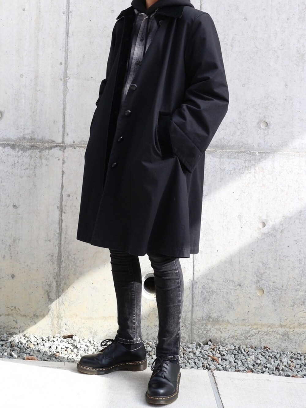 「きれいめカジュアル、Dr.Martens、パーカー、スキニーデニム、ステンカラーコート、オールブラック、シャツスタイル、レイヤードスタイル、黒スキニー、黒」｜「Yves Saint Laurentのアイテム（ステンカラーコート、ブラック系）」を使った、Fumiさん（メンズ・170cm）の冬コーディネートの1枚目の写真