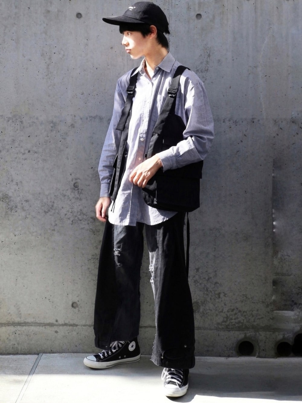 ブラック系のベスト、ブルー系のシャツ/ブラウス、ブルー系のデニムパンツを着用したメンズの春コーディネートの1枚目の写真