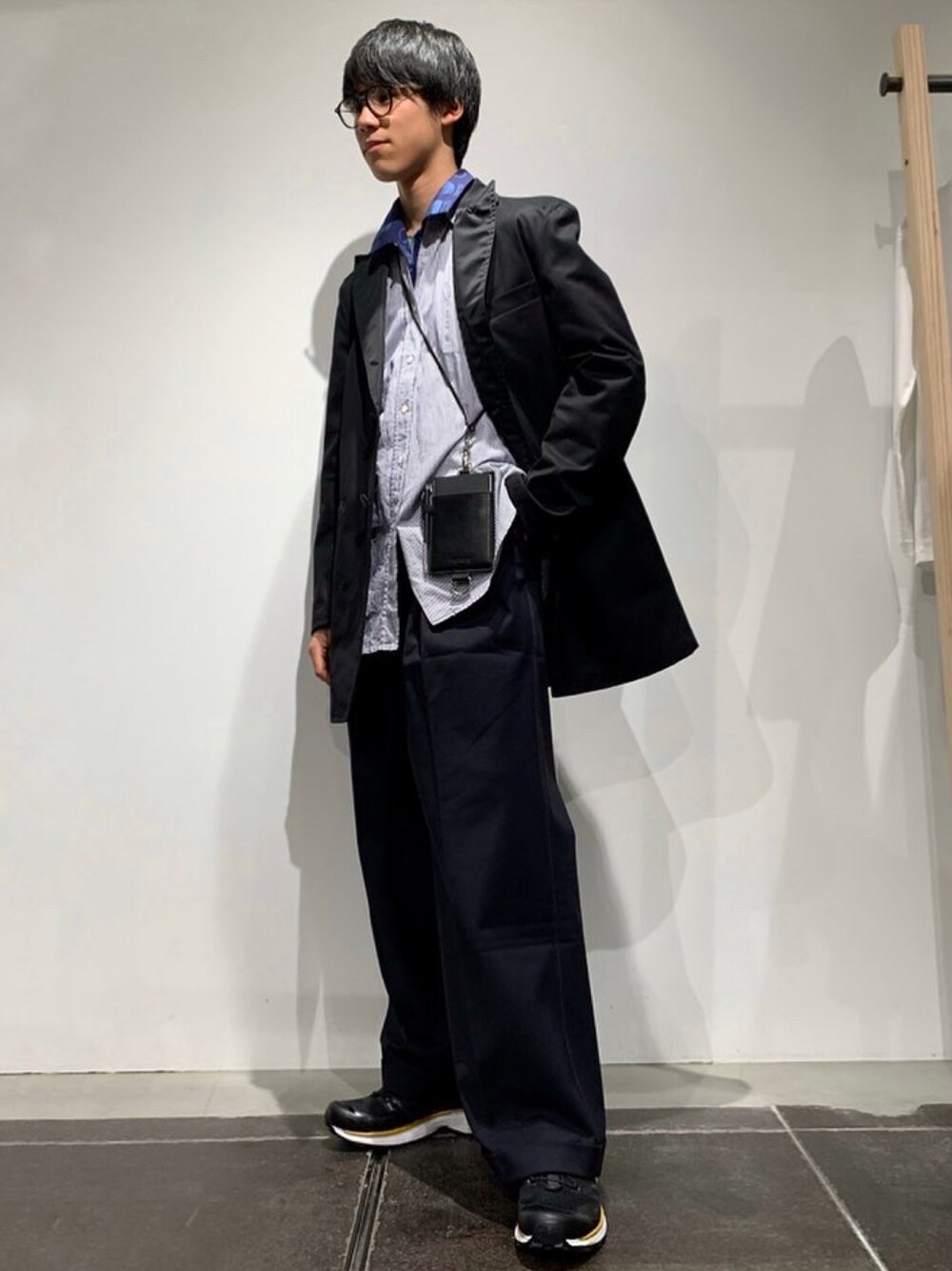 「めがね、春コーデ、シャツスタイル、ワイドパンツ、スニーカー、ジャケット、ストライプ、モード、スニーカーコーデ、ビッグシルエット」｜「TAKEO KIKUCHIの◆Blue Note Records(R)コラボ 総柄開襟シャツ（シャツ/ブラウス、ブルー系）」を使った、Fumiさん（メンズ・170cm）の春コーディネートの1枚目の写真