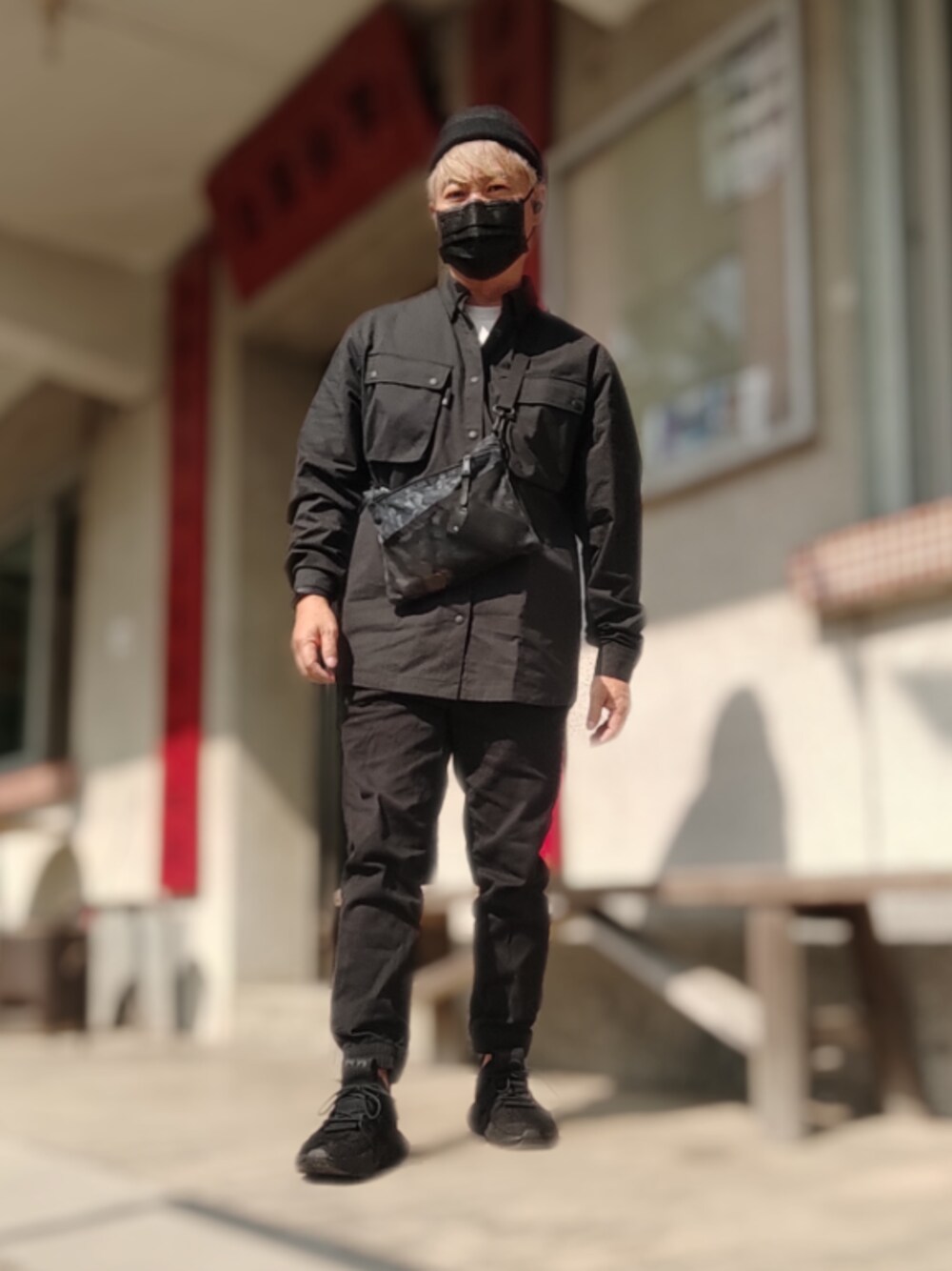 「NEW ERAのアイテム（その他アウター、ブラック系）」を使った、Kim Ngさん（メンズ・170cm）の冬コーディネートの1枚目の写真
