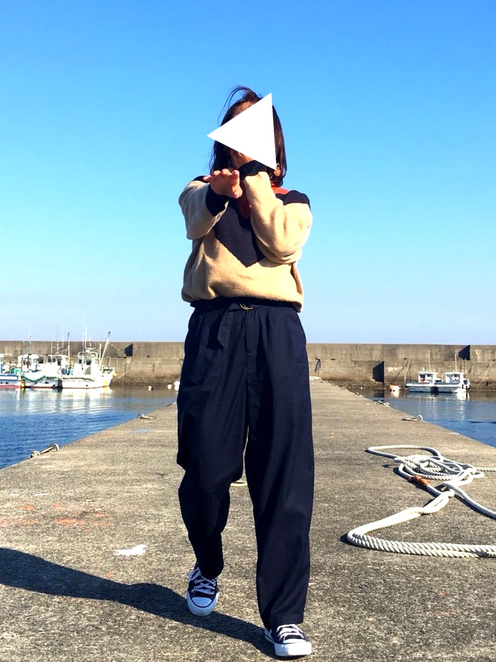 「大学生、漁港、コンバース、青空、大分、秋冬コーデ」｜「SM2のアイテム（パンツ、ブルー系）」を使った、ayaneさん（レディース・155cm）の秋コーディネートの1枚目の写真