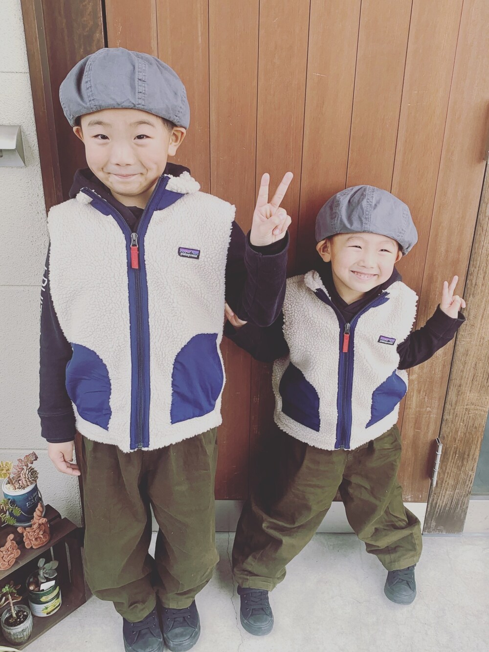 「キッズファッション、男の子コーデ、冬のコーデ、デビロック、マーキーズ(MARKEY'S)、7歳、4歳、おしゃれさんと繋がりたい、ボア、パタゴニア」｜「patagoniaのパタゴニア / キッズ・レトロX・ベスト（ダウンベスト、ブルー系）」を使った、☆2boys☆さん（キッズ・110cm）の冬コーディネートの1枚目の写真