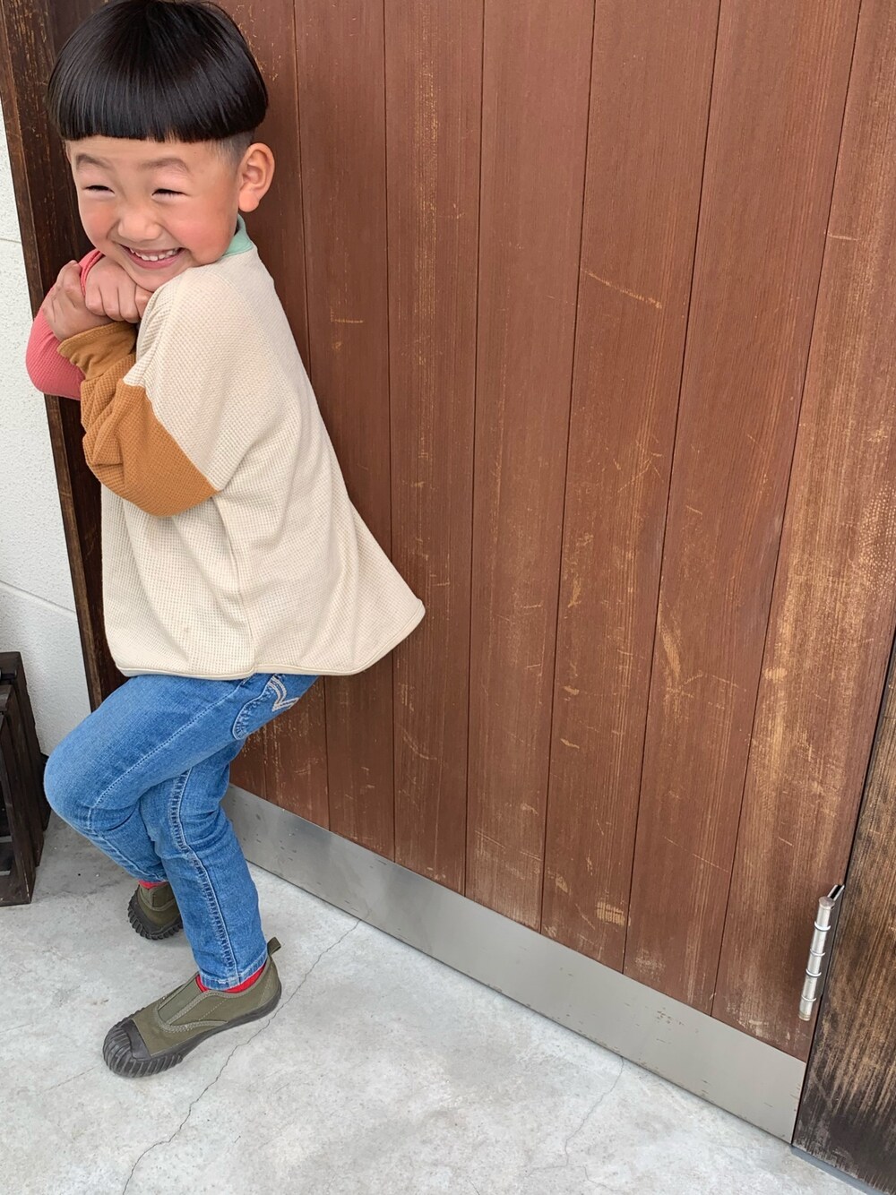 「ゆるコーデ、男の子、カジュアル、スニーカーコーデ、ロンT、マーキーズ(MARKEY'S)、たらちゃんヘアー、シンプル、converse、次男」｜「MARKEY'Sのマーキーズ（Tシャツ/カットソー、ベージュ系）」を使った、☆2boys☆さん（キッズ・110cm）の春コーディネートの1枚目の写真