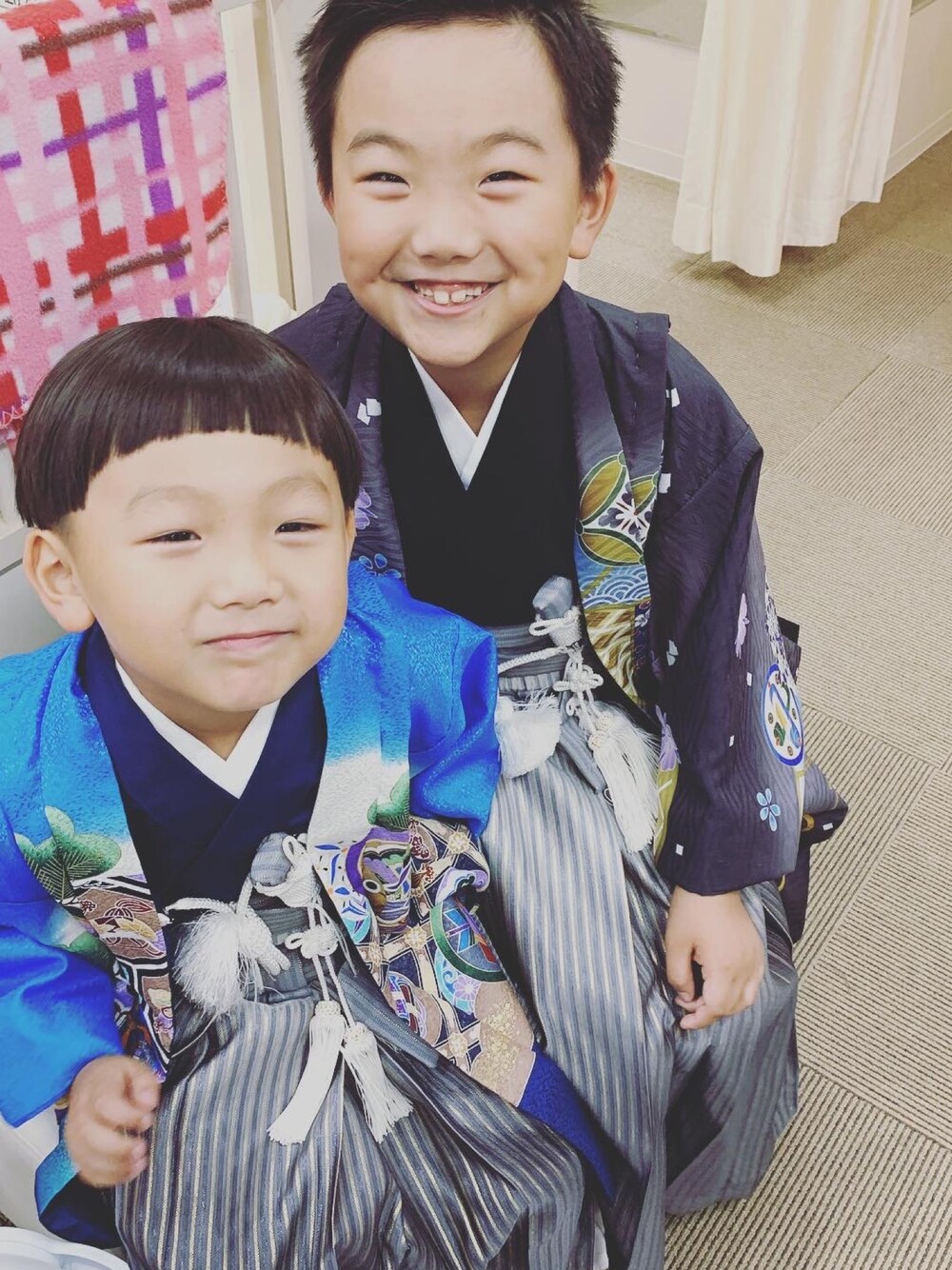 「キッズファッション、七五三前撮り、5歳男の子、8歳男の子、ラブアンドピース2020、たらちゃんヘアー」｜「スタジオアリスのアイテム（その他、ブルー系）」を使った、☆2boys☆さん（キッズ・110cm）の秋コーディネートの1枚目の写真
