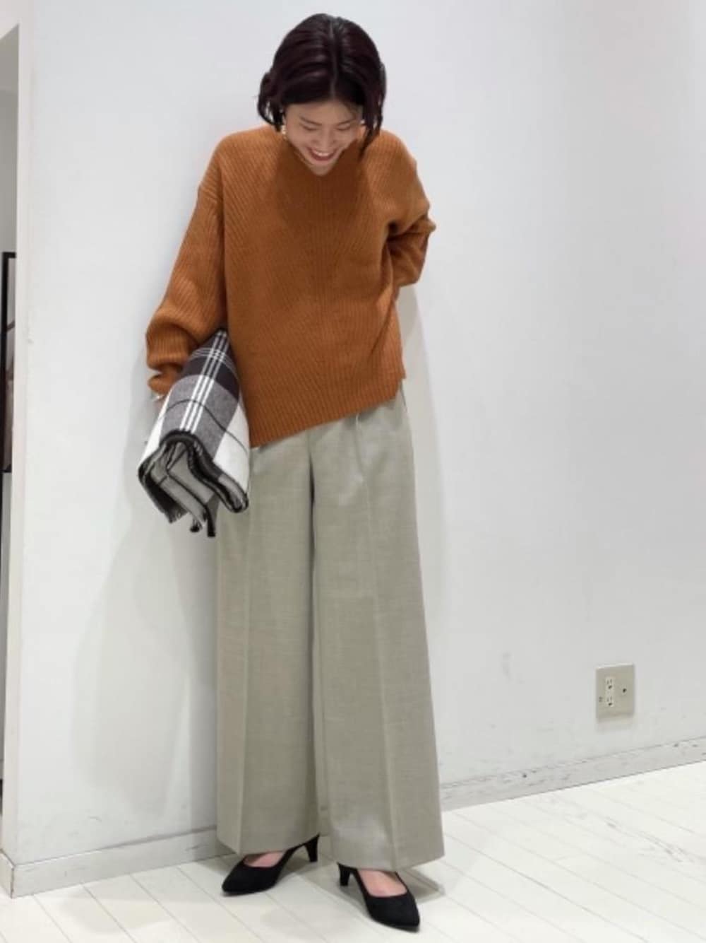 「大人カジュアル、Hamilton、マフラー/ストール」｜「green label relaxingの◆FM サキソニー フレア ワイド パンツ（その他パンツ、ベージュ系）」を使った、sato_yさん（レディース・160cm）の冬コーディネートの1枚目の写真