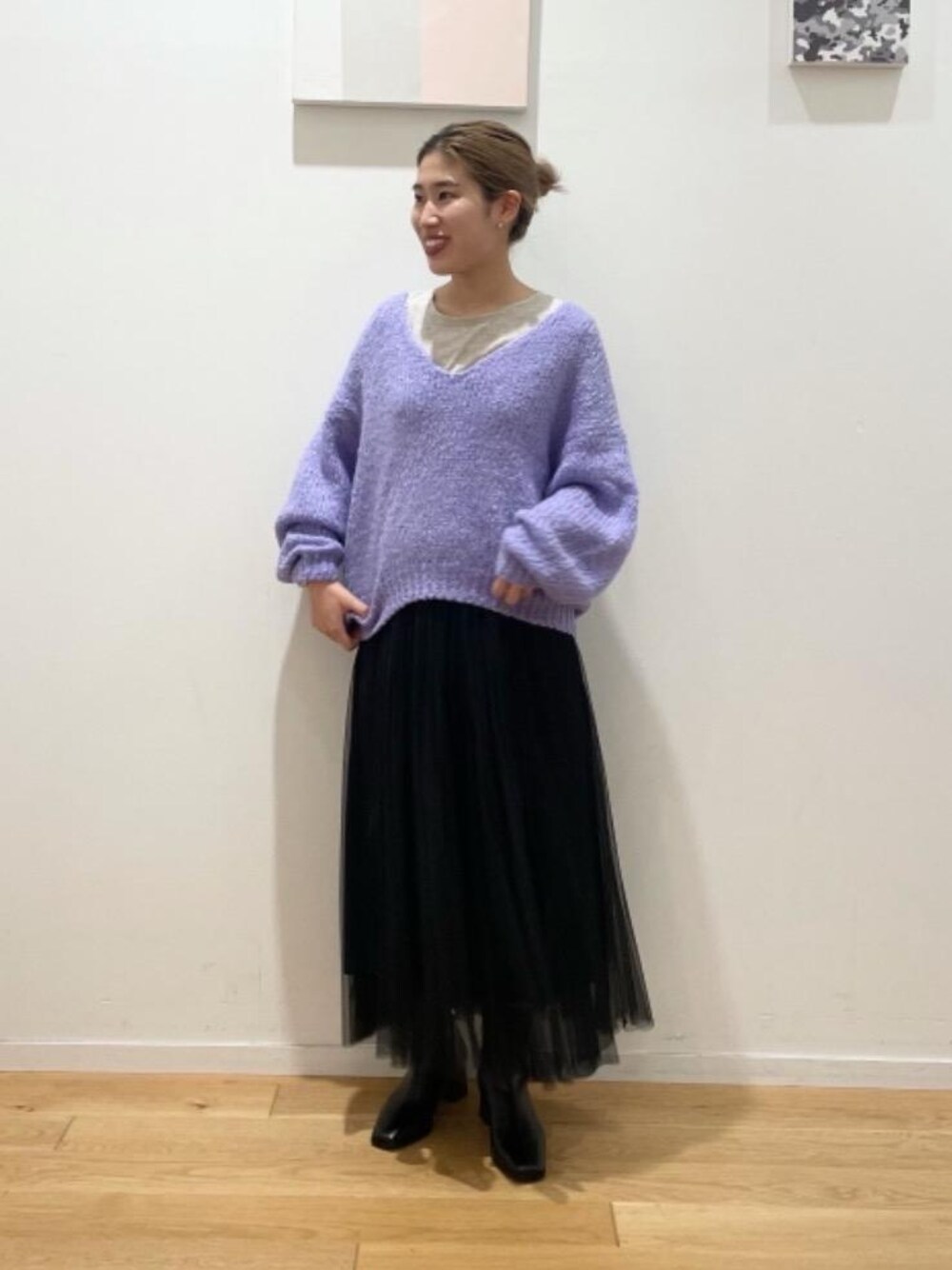 ブラック系のブーツ、ブラック系のスカート、パープル系のニット/セーターを着用したレディースの秋コーディネートの1枚目の写真