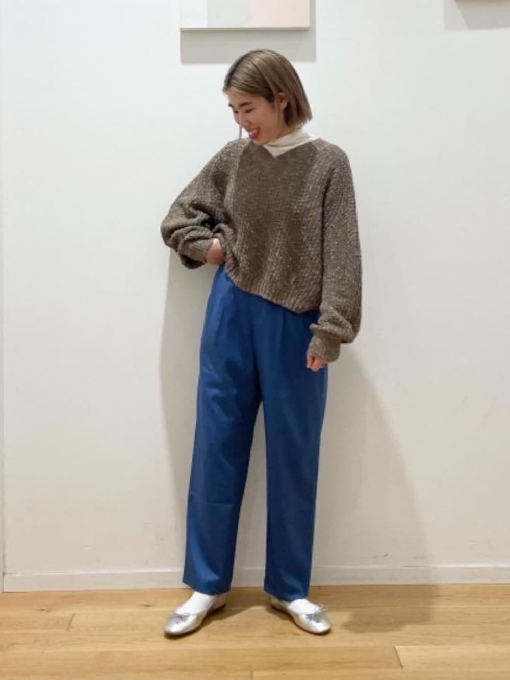 シルバー系のバレエシューズ、ブルー系のその他パンツ、ホワイト系のTシャツ/カットソーを着用したレディースの冬コーディネートの1枚目の写真