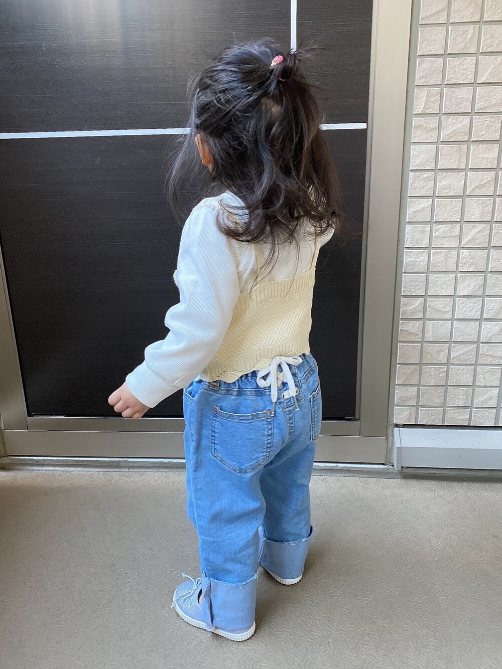 「petit mainのウォッシャブル 花刺しゅうニットビスチェ×Tシャツセット（ニット/セーター、ベージュ系）」を使った、mii-chanさん（キッズ・80cm）の冬コーディネートの1枚目の写真