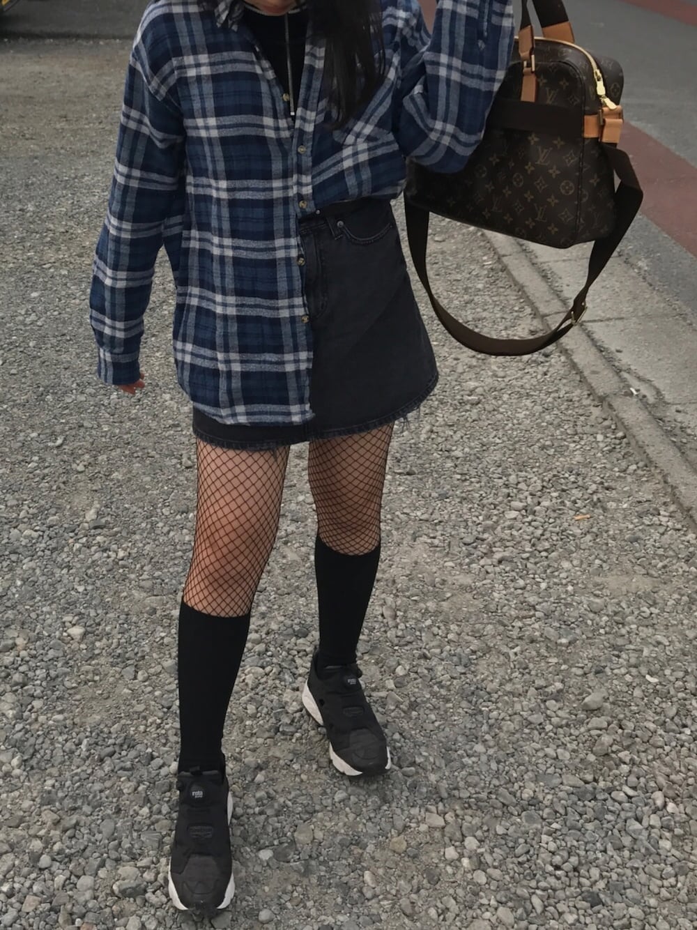 「チェックシャツ、デニム、vintage、古着、網タイツ、スニーカー、カジュアル、denim、黒、シンプル」｜「VINTAGEのアイテム（デニムスカート、ブラック系）」を使った、Chimakiさん（レディース・157cm）の春コーディネートの1枚目の写真