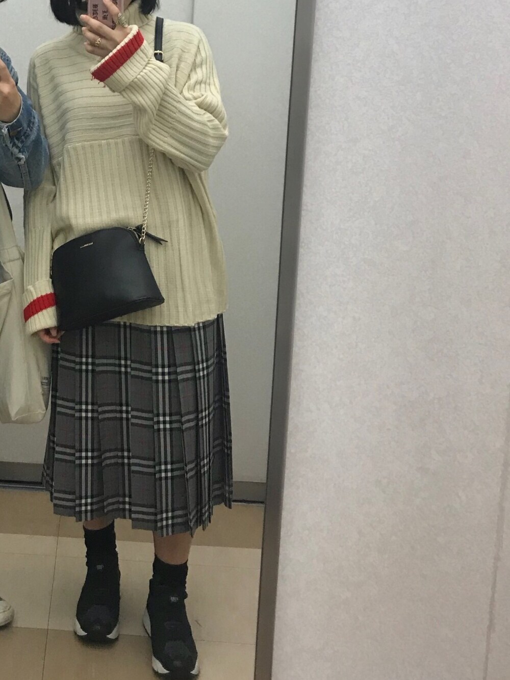 「ゆるコーデ、チェックスカート、白ニット、ロングスカート、古着、vintage、ビッグシルエット、プリーツスカート、スニーカーコーデ、アイラブメンズライク」｜「VINTAGEのアイテム（ニット/セーター、ベージュ系）」を使った、Chimakiさん（レディース・157cm）の春コーディネートの1枚目の写真