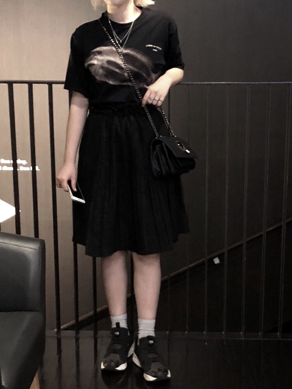 「春コーデ、スニーカーコーデ、メンズライク、プリーツスカート、ストリート、古着、vintage、ブラック、ゆるコーデ、モード」｜「VINTAGEのアイテム（スカート、ブラック系）」を使った、Chimakiさん（レディース・157cm）の春コーディネートの1枚目の写真