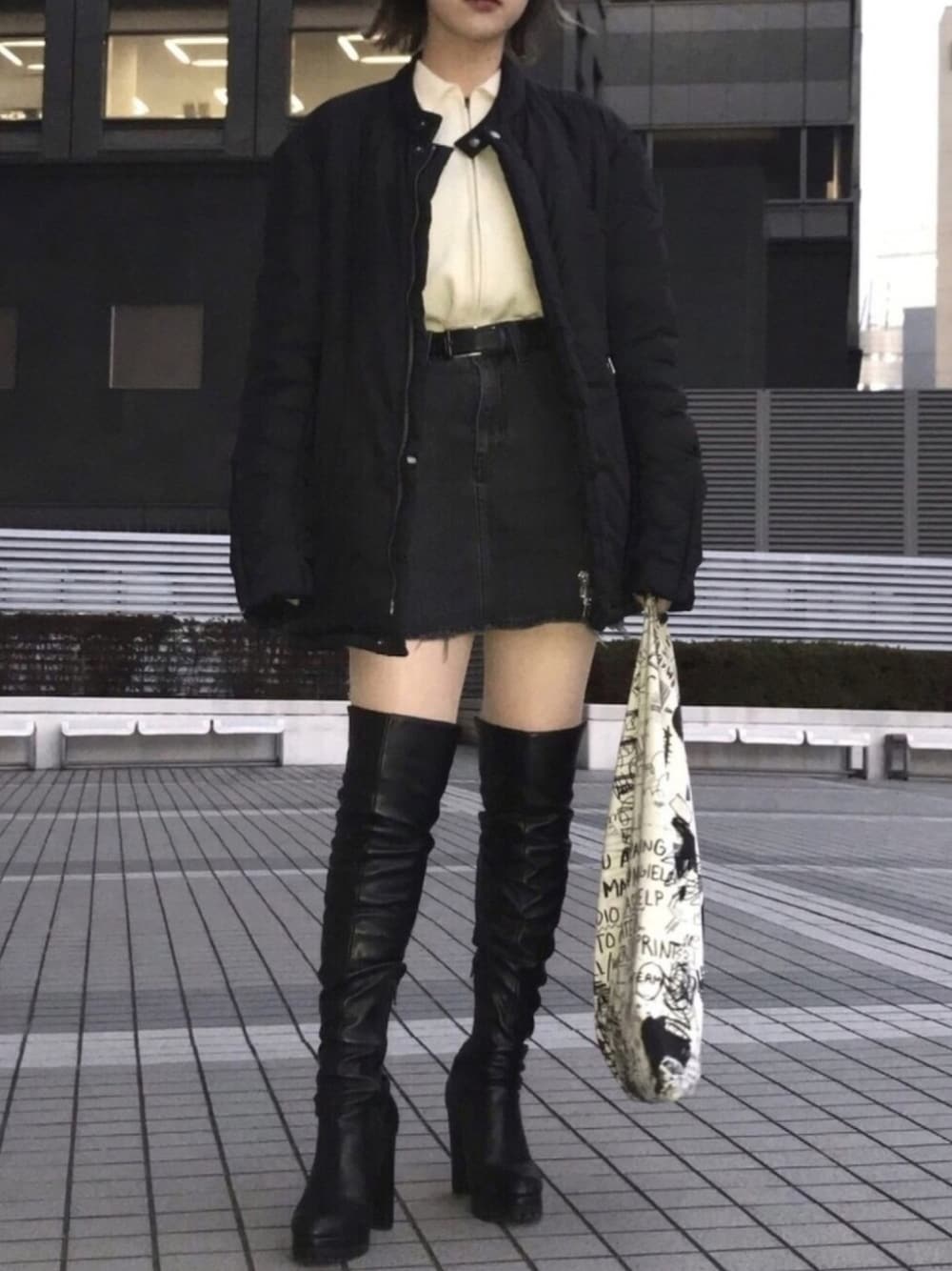 「ダウンジャケット、ニーハイブーツ、モード、モノトーン、ミニスカート、古着、2018マイベストコーデ、Maison Margiela、MM6、レイヤードstyle」｜「VINTAGEのアイテム（ニット/セーター、ホワイト系）」を使った、Chimakiさん（レディース・157cm）の冬コーディネートの1枚目の写真