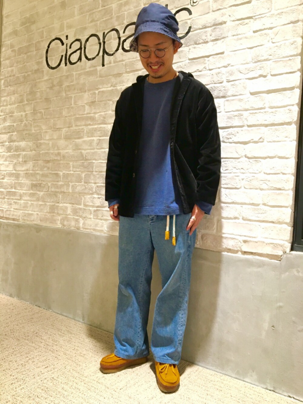 ブルー系のTシャツ/カットソー、イエロー系のモカシン/デッキシューズを着用したメンズの秋コーディネートの1枚目の写真