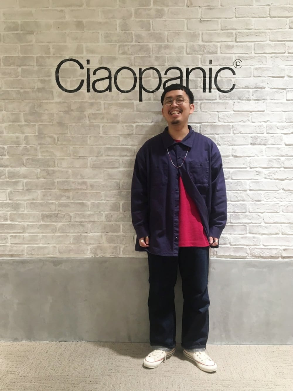 レッド系のTシャツ/カットソーを着用したメンズの春コーディネートの1枚目の写真