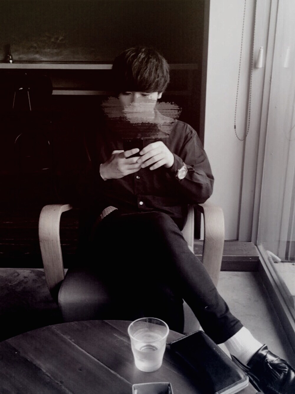 ブラック系のドレスシューズ、ブラック系のシャツ/ブラウス、ブラック系のデニムパンツを着用したメンズの春コーディネートの1枚目の写真