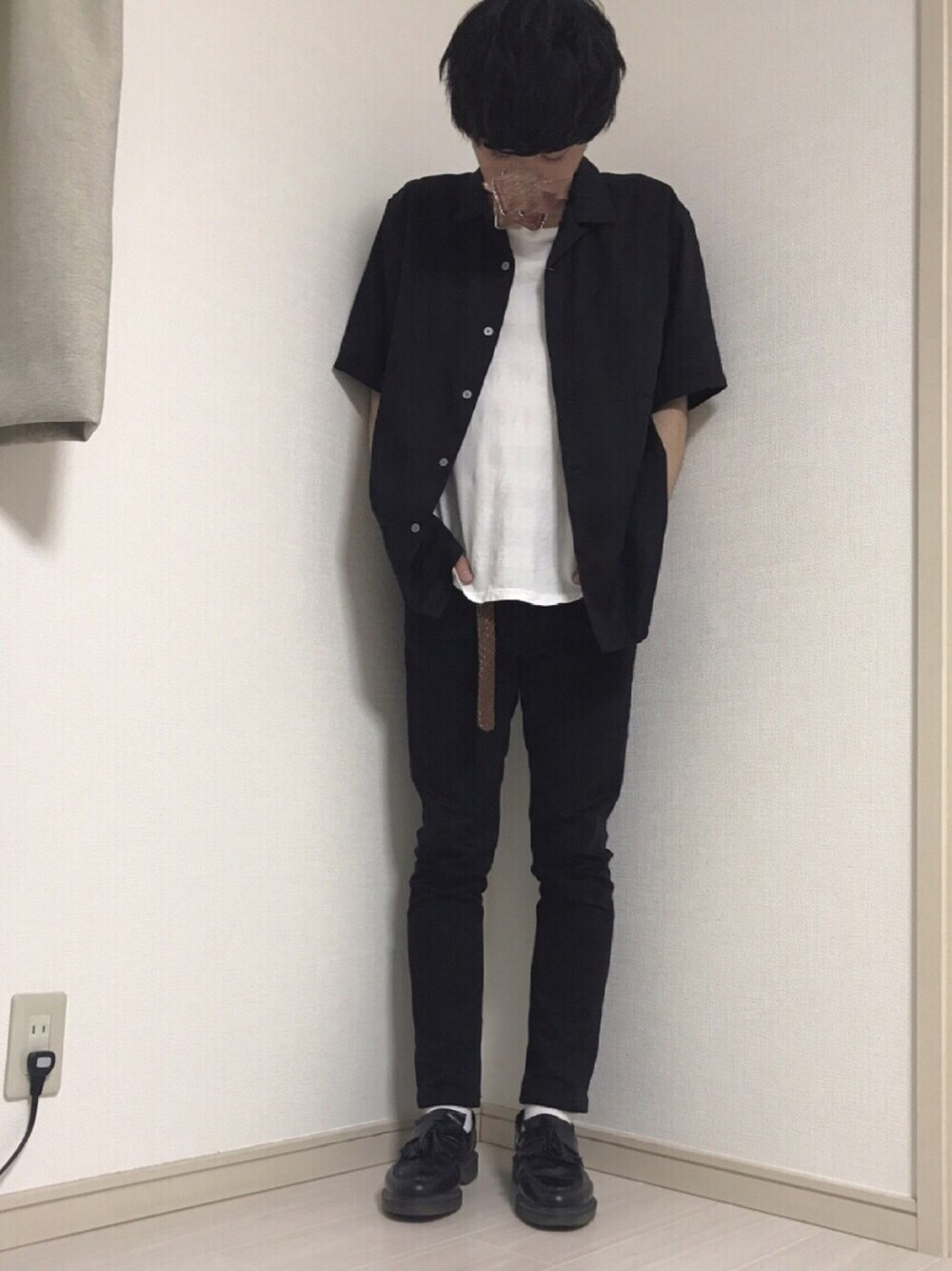 ブラック系のシャツ/ブラウス、ブラック系のデニムパンツ、ブラック系のドレスシューズを着用したメンズの夏コーディネートの1枚目の写真