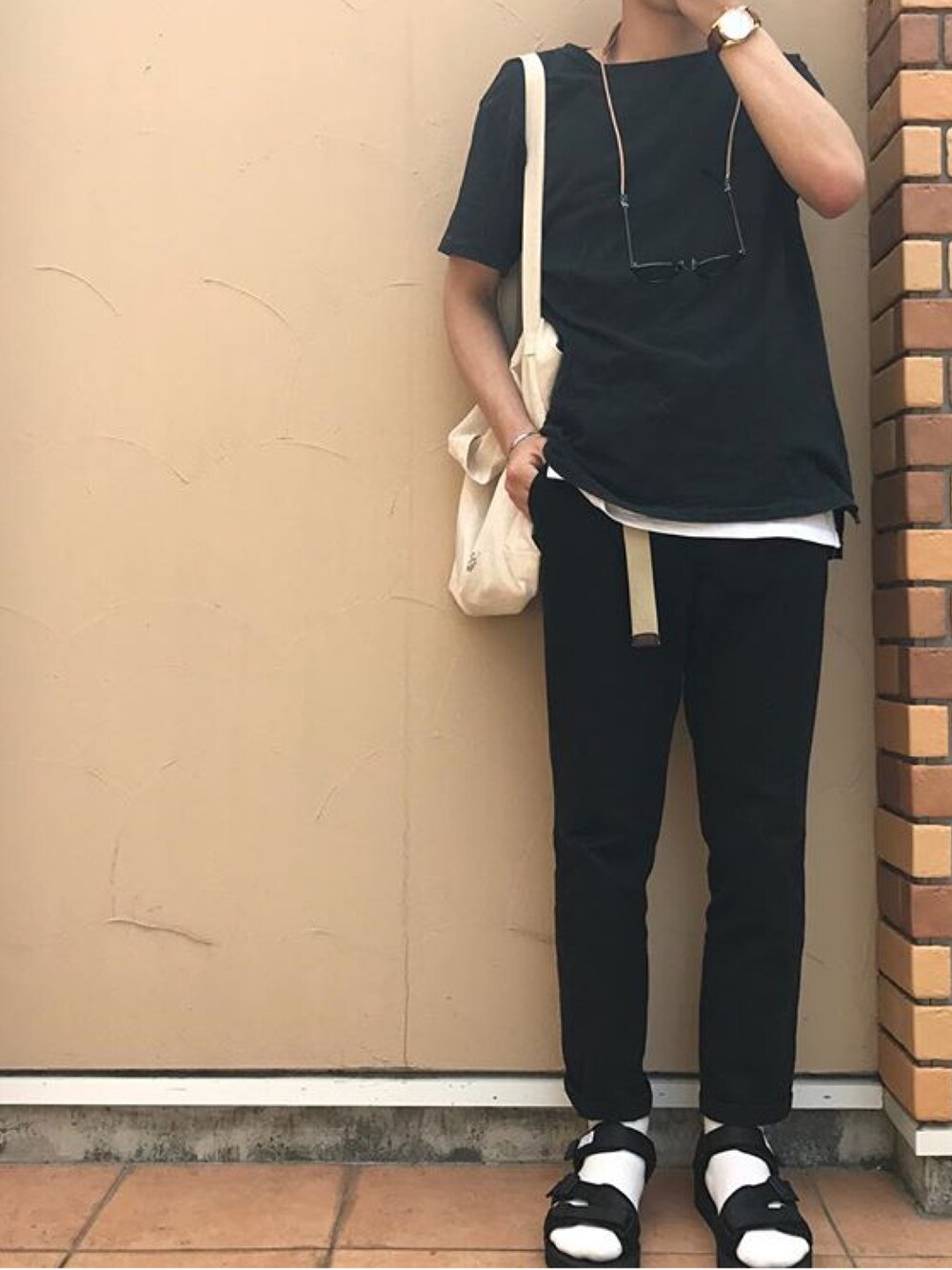 ブラック系のサンダル、ホワイト系のショルダーバッグ、ブラック系のTシャツ/カットソーを着用したメンズの夏コーディネートの1枚目の写真