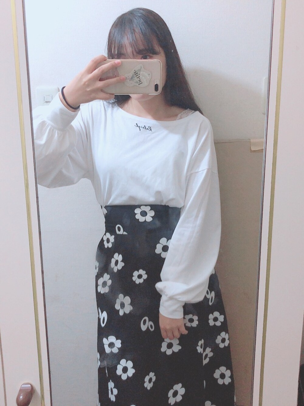 「大人トレンドカジュアル、one after another NICE CLAUP、ロングスカート」｜「one after another NICE CLAUPのTシャツ×ビスチェ セット（アンサンブル、ホワイト系）」を使った、maiさん（レディース・159cm）の秋コーディネートの1枚目の写真
